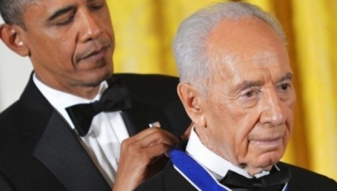 Barack Obama décore Shimon Peres Barack Obama décore Shimon Peres