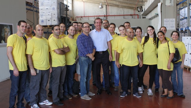 L’Ambassadeur de France en Israël, Christophe Bigot, s’est rendu aujourd’hui dans les entrepôts de l’association caritative « Latet » L’Ambassadeur de France en Israël, Christophe Bigot, s’est rendu aujourd’hui dans les entrepôts de l’association caritative « Latet »