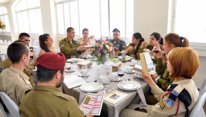 Pessah ensemble : le chef d’état-major et les soldats seuls de Tsahal Pessah ensemble : le chef d’état-major et les soldats seuls de Tsahal
