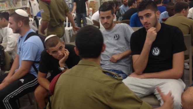 Une brigade des parachutistes de Tsahal est venue à la rencontre des élèves du Mékif Tet Une brigade des parachutistes de Tsahal est venue à la rencontre des élèves du Mékif Tet