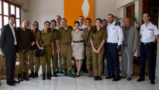 Rencontre de l’Ambassadeur avec de jeunes soldats franco- israéliens Rencontre de l’Ambassadeur avec de jeunes soldats franco- israéliens