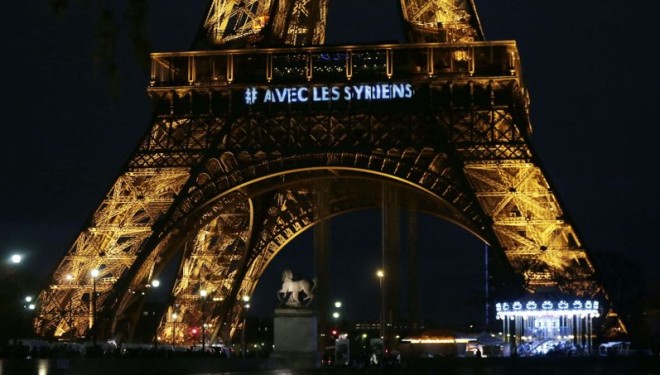 La Tour Eiffel brille pour les victimes du conflit syrien La Tour Eiffel brille pour les victimes du conflit syrien