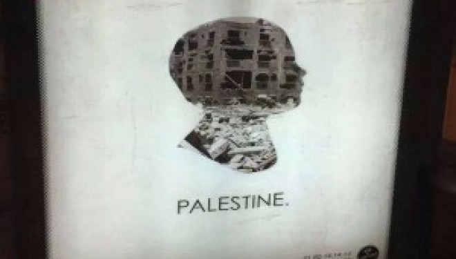 Paris : la haine d’Israël s’affiche sur des abris-bus grâce à JCDecaux Paris : la haine d’Israël s’affiche sur des abris-bus grâce à JCDecaux