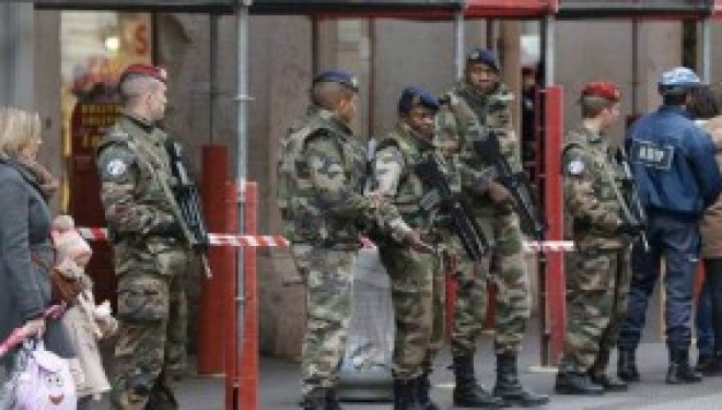 France: trois militaires agressés, dont deux blessés, devant un centre juif France: trois militaires agressés, dont deux blessés, devant un centre juif