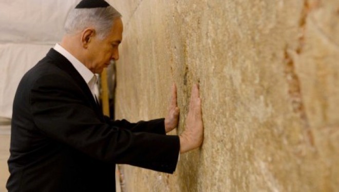 Recueillement de Netanyahou au mur occidental avant son départ pour les USA Recueillement de Netanyahou au mur occidental avant son départ pour les USA