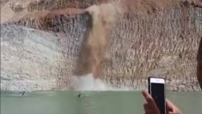 Miracle ! Tremblement de terre en Israël,la falaise s’effrite devant des baigneurs Miracle ! Tremblement de terre en Israël,la falaise s’effrite devant des baigneurs