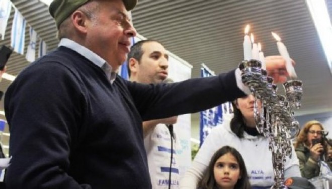 Des dizaines d’ immigrants juifs de France allument les bougies de Hanoucca a leur arrivée en Israël Des dizaines d’ immigrants juifs de France allument les bougies de Hanoucca a leur arrivée en Israël