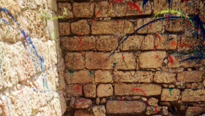 Ashdod : L’ ancienne citadelle dégradée par des graffitis faits a la peinture Ashdod : L’ ancienne citadelle dégradée par des graffitis faits a la peinture