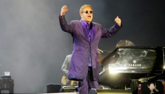 Un bras d’honneur pour BDS : 40 000 fans sont venus applaudir Elton John a Tel Aviv ! Un bras d’honneur pour BDS : 40 000 fans sont venus applaudir Elton John a Tel Aviv !