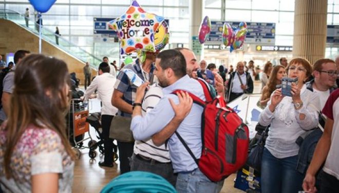 200 Juifs français Immigrent en Israël ce mercredi 20 juillet 2016 200 Juifs français Immigrent en Israël ce mercredi 20 juillet 2016