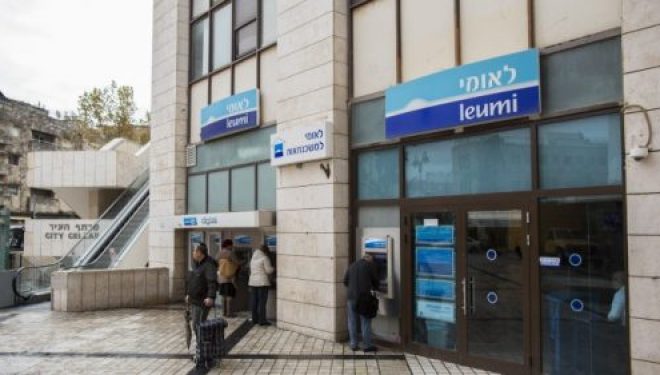 Pourquoi la banque Leumi demande à ses clients étrangers de fermer leurs comptes ? Pourquoi la banque Leumi demande à ses clients étrangers de fermer leurs comptes ?