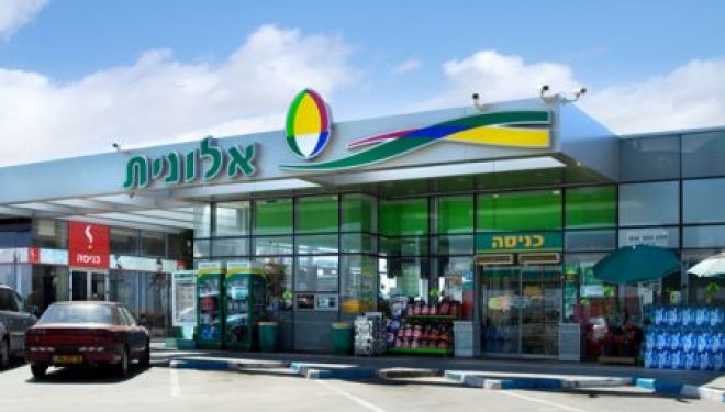 Le café a 1 nis pour les automobilistes qui conduisent la nuit Le café a 1 nis pour les automobilistes qui conduisent la nuit