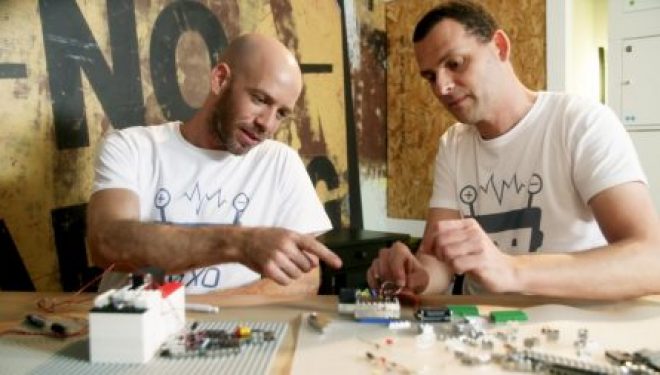 Deux physiciens de l’Université de Tel-Aviv inventent les blocs LEGO électriques Deux physiciens de l’Université de Tel-Aviv inventent les blocs LEGO électriques