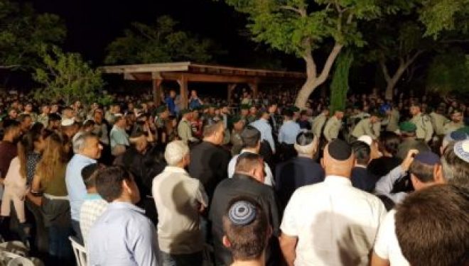 Ils étaient des milliers cette nuit pour accompagner Hadas a sa derniere demeure ! Ils étaient des milliers cette nuit pour accompagner Hadas a sa derniere demeure !