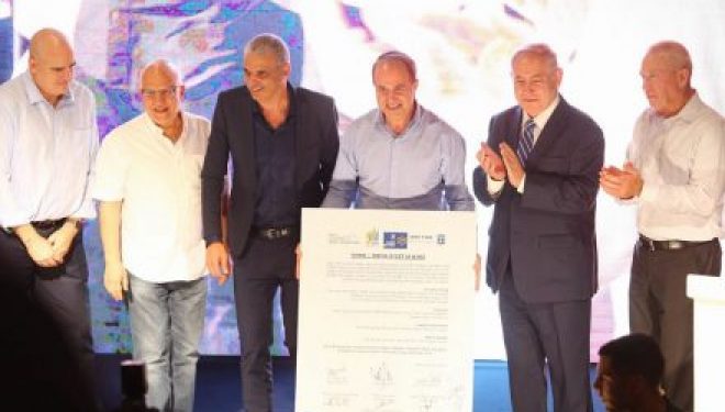 Benjamin Netanyahu en visite hier a Ashdod pour signer un accord historique : la construction de logements (projet Kahlon) Benjamin Netanyahu en visite hier a Ashdod pour signer un accord historique : la construction de logements (projet Kahlon)