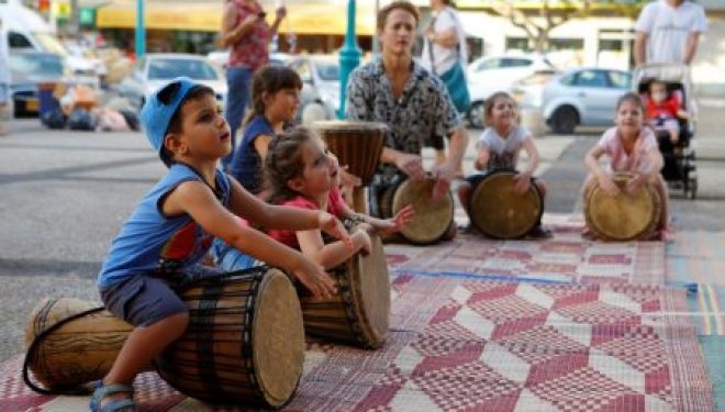 Aujourd’hui spectacles de rue pour le plus grand plaisir des petits et des grands ezor Vav et Alef Aujourd’hui spectacles de rue pour le plus grand plaisir des petits et des grands ezor Vav et Alef