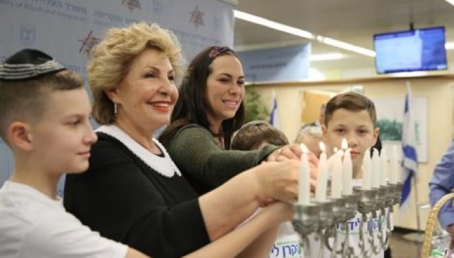 Des nouveaux immigrants ont célèbré Hanukkah à l’aéroport Ben Gourion cette semaine Des nouveaux immigrants ont célèbré Hanukkah à l’aéroport Ben Gourion cette semaine