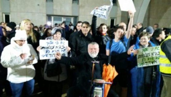 Malgré la pluie et le froid, un 3eme motsé shabbat de manifestation contre la fermeture des commerces le shabbat Malgré la pluie et le froid, un 3eme motsé shabbat de manifestation contre la fermeture des commerces le shabbat