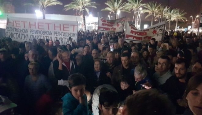 Grosse manifestation ce soir devant la mairie en protestation a la coercition religieuse. Grosse manifestation ce soir devant la mairie en protestation a la coercition religieuse.