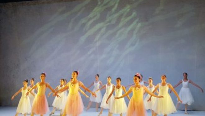Craie, planches et danse, une performance extraordinaire des danseurs du Mékif Zain – inscriptions ouvertes pour 2019 Craie, planches et danse, une performance extraordinaire des danseurs du Mékif Zain – inscriptions ouvertes pour 2019