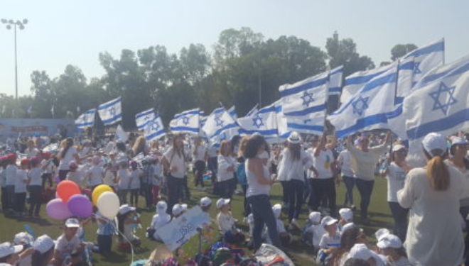 Yom Haatsmaout : pour la 28 ème fois les jardins d’enfants font la fêtent en premier. Yom Haatsmaout : pour la 28 ème fois les jardins d’enfants font la fêtent en premier.