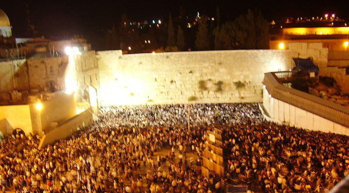 Des milliers de personnes récitent la première prière des slihot au mur des lamentations