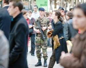 Au-dessus du seuil actuel du plan Vigipirate, il ne reste que le niveau «écarlate», synonyme de l'«l'imminence» d'un attentat sur le sol français.  S. ORTOLA / 20 MINUTES