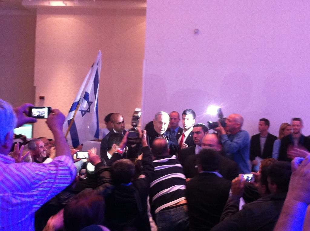 Bibi à son arrivee sous les feux des journalistes