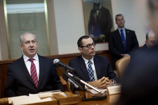 Photographe : Uriel Sinai/AFP. Le Premier ministre Benjamin Netanyahu (g) lors de la réunion hebdomadaire du conseil des ministres à Jérusalem, le 6 janvier 2013.