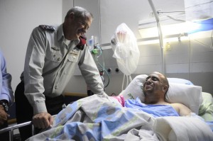 Le Chef d’état-major rend visite au commandant Ziv Shilon après l’attentat