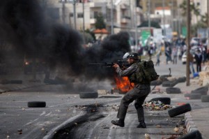La police israélienne est intervenue devant la prison d'Ofer, à côté de Ramallah. Crédits photo : Majdi Mohammed/AP
