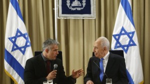 30 janvier 2013: Le président israélien Shimon Pères, à droite, écoute comme Yair Lapid, chef du Atid Yesh (Il y a un avenir), le parti, prend la parole lors de leur rencontre à Jérusalem. (AP / Reuters Pool)