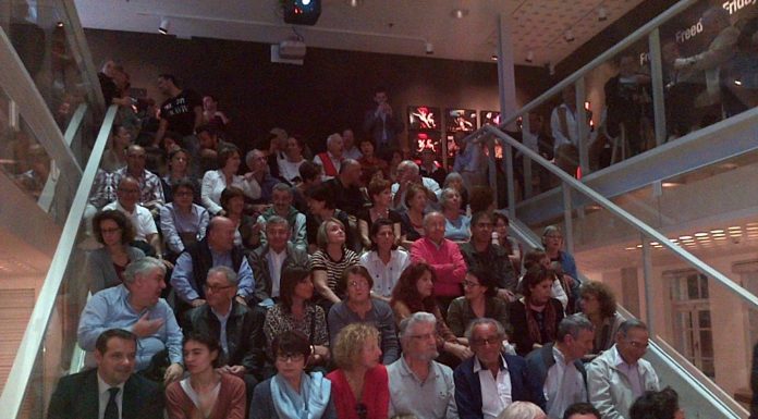 Une nation de poignées de main sans masque : Inspirant l’espoir, Israël quitte le mode COVID