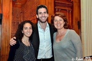 Elior Liss, Jonathan-Simon Sellem et Véronique Genest, en meeting, dans une synagogue d’Ashdod