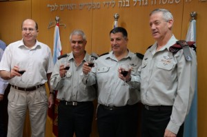 De gauche à droite : le ministre de la Défense Moshe (Bogie) Ya’alon, le porte-parole de Tsahal entrant Motti Almoz, le porte-parole de Tsahal sortant Yoav (Poli) Mordechai, le Chef d’état-major, le lieutenant général Benjamin (Benny) Gantz