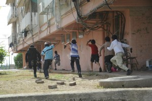 Des enfants israéliens courant pour se mettre à l’abri des roquettes dans le sud du pays