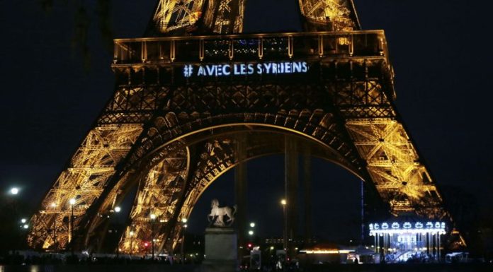 La Tour Eiffel brille pour les victimes du conflit syrien