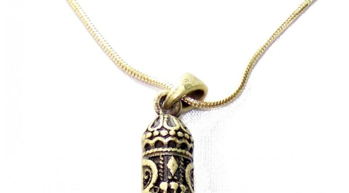 Suspendre une Mézouza autour du cou en guise de protection