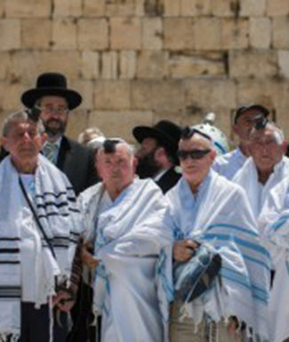 Cérémonie émouvante au Kotel: Bar Mizva de survivants de la Shoah