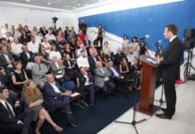 E. Macron, ministre de l’économie, de l’industrie et du numérique en visite au college Lycee Leven a Mikve Israël