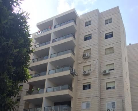 Blessé par une pergola, un habitant d’Ashdod réclame 1.5 millions de NIS de dommages et intérêts à sa voisine et à la société