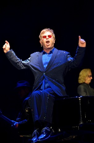 EltonJohn-Bestival2013-PB04