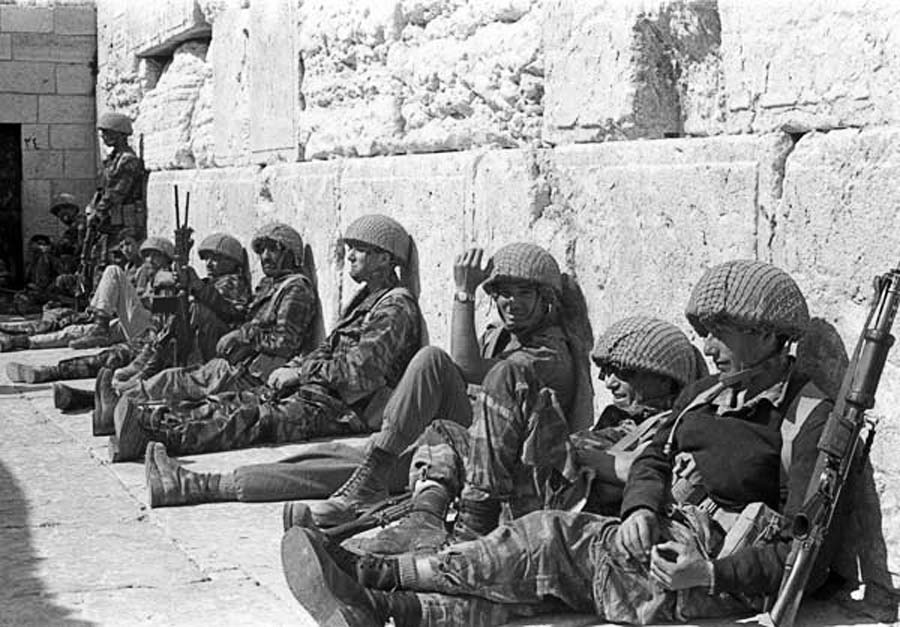 Israeli-Soldiers-Wall-1967
