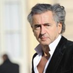 bernard-henri-levy-dans-la-cour-de-l-elysee