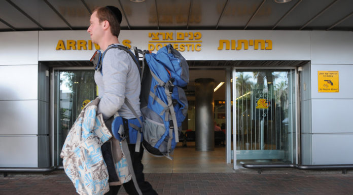 Alors que les compagnies aériennes suppriment des vols, les voyages en Israël sont devenus une entreprise coûteuse et souvent folle