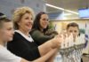 Des nouveaux immigrants ont célèbré Hanukkah à l’aéroport Ben Gourion cette semaine