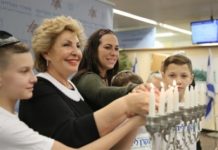Des nouveaux immigrants ont célèbré Hanukkah à l’aéroport Ben Gourion cette semaine