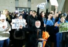 Malgré la pluie et le froid, un 3eme motsé shabbat de manifestation contre la fermeture des commerces le shabbat
