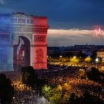 arc-de-triomphe-aux-couleurs-de-la-france-apres-la-victoire-des-bleus