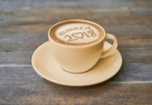 Odeur de pétards, fumigènes, concert de Klaxons, drapeaux tricolores, « on est en finale » !